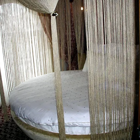 Salinas Hotel *